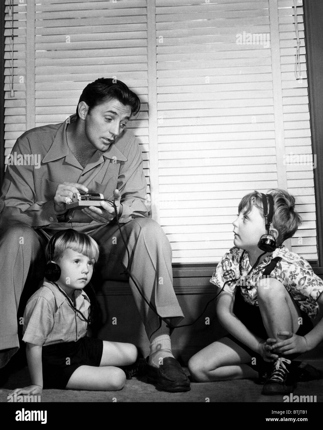 Robert Mitchum (en haut à gauche), et ses fils, Chris Mitchum (à gauche), et Jim Mitchum (droite), vers 1947. Archives CSU/avec la permission d'Everet Banque D'Images