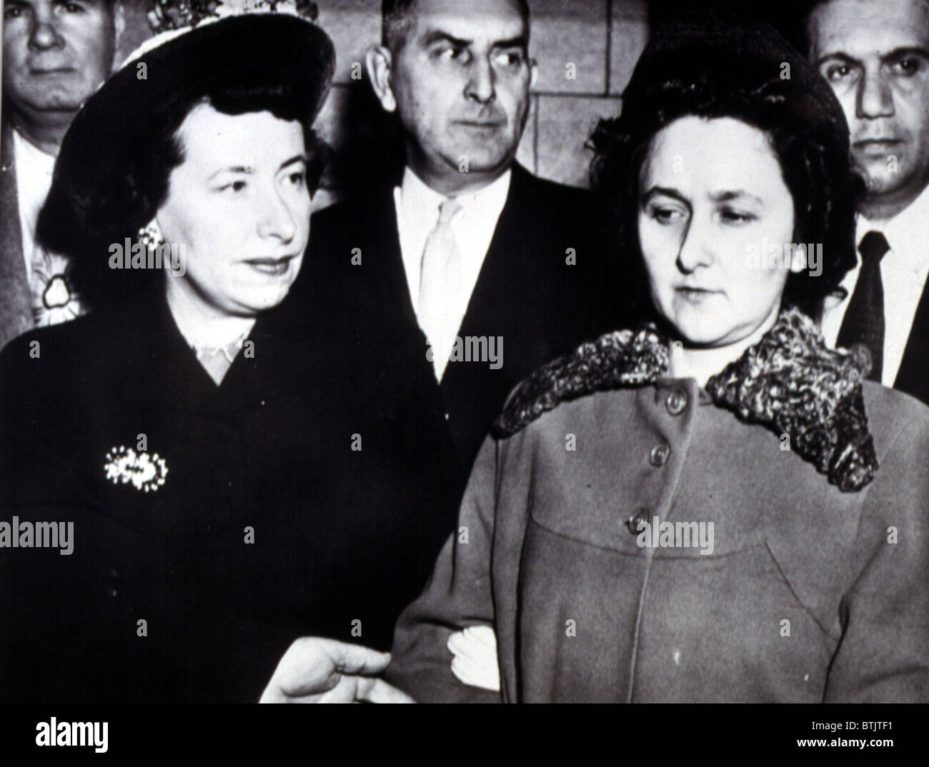 Ethel Rosenberg (à droite) laisse d'audience après son mari et Jules ont été condamnés à mort, 1951 Banque D'Images