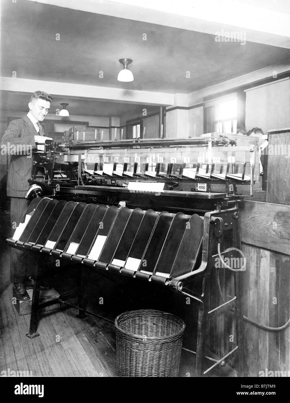 Un travailleur du recensement américain surveille les machines de tri de cartes automatique utilisé pour l'enregistrement de l'information du recensement de 1915. Banque D'Images