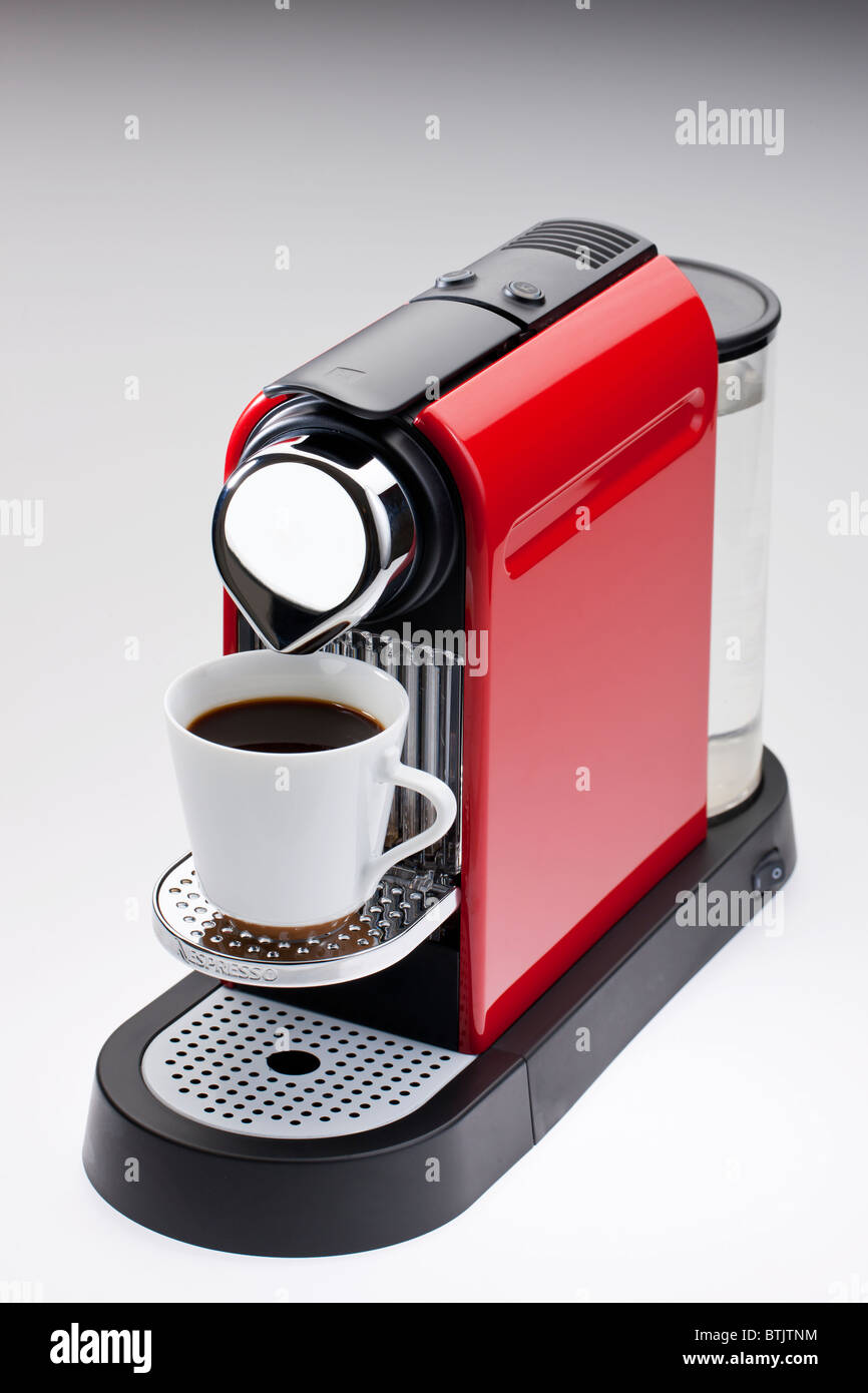 Machine à café automatique rouge et des capsules à café Photo Stock - Alamy