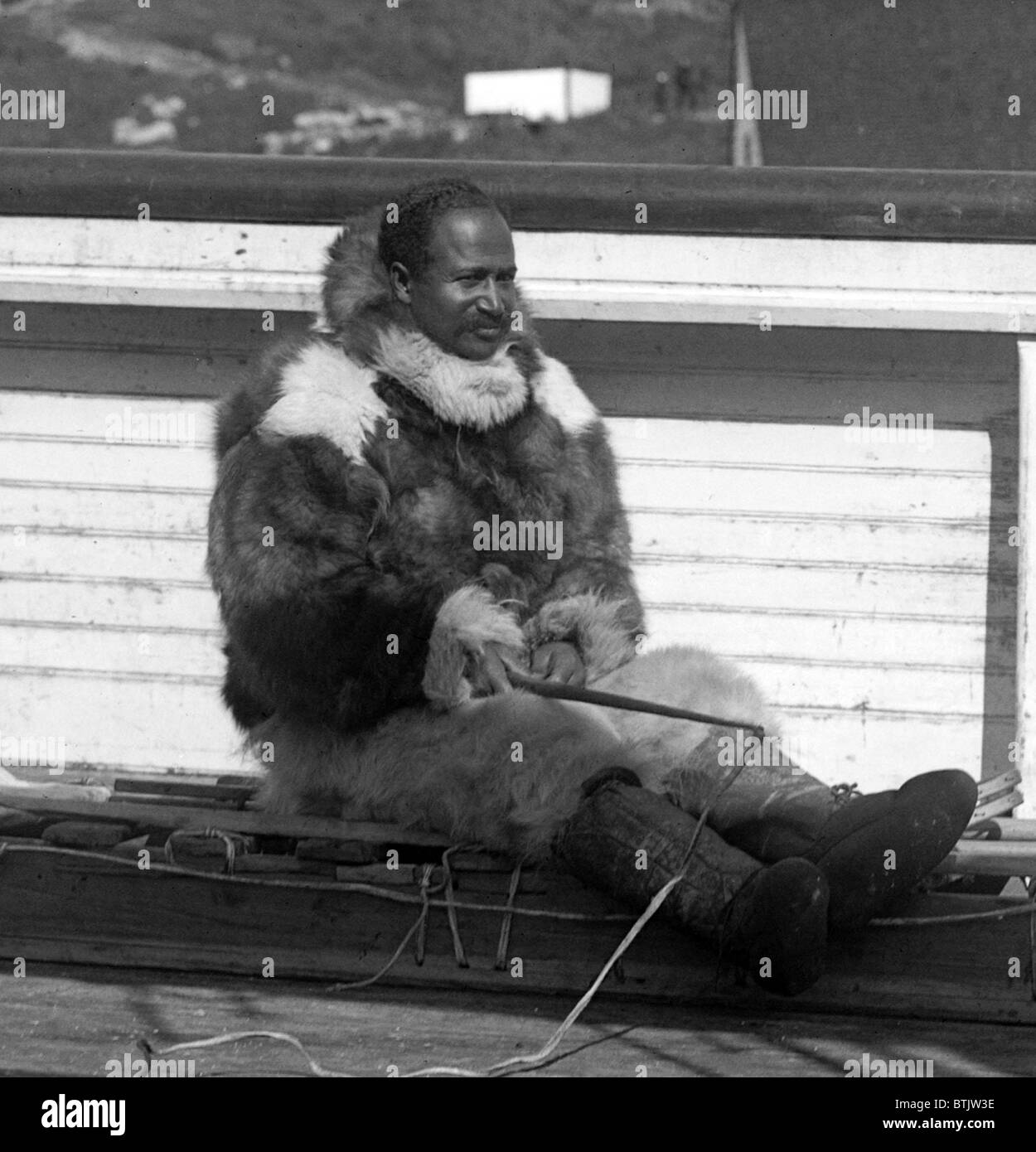 Matthew Henson (1866-1955), afro-américaine membre de Robert Peary, exploration de l'équipe, en vêtements de fourrure sur le pont du navire d'expédition, 'Roosevelt' en 1909. Banque D'Images