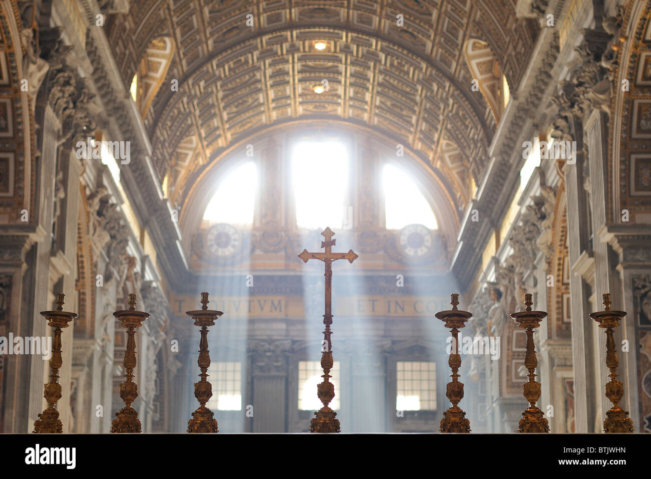 Rome. L'Italie. Flux de lumière à travers les fenêtres à St Peter's Basilca. Banque D'Images