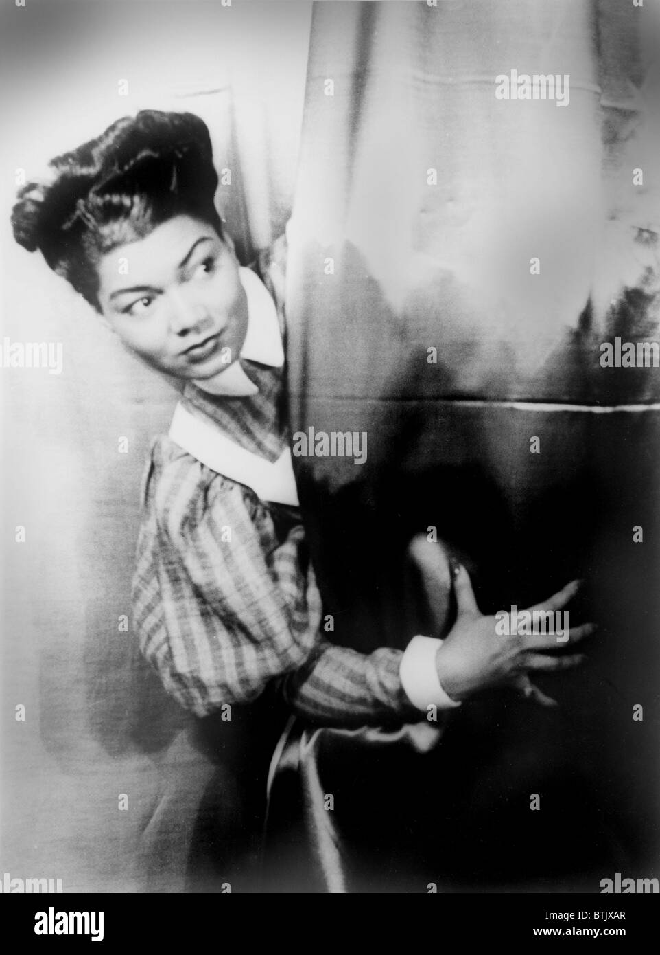 Pearl Bailey (1918-1990), en prenant un appel après avoir chanté la prérogative d'une femme à St Louis Femme, chanteuse et actrice afro-américaine, photo de Carl Van Vechten, le 5 juillet 1946. Banque D'Images