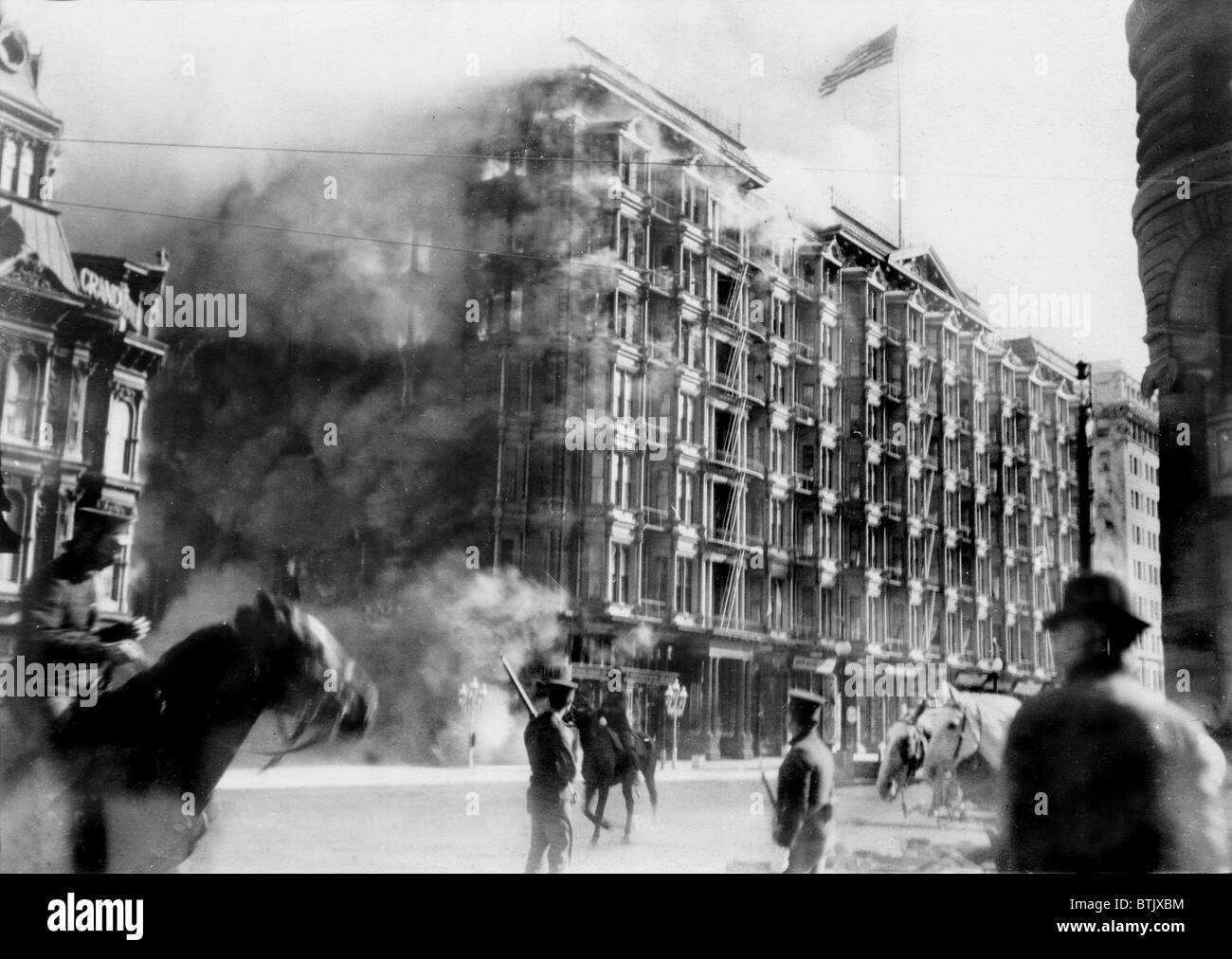 San Francisco, le Palace Hotel en feu, lors de tremblements de terre et d'incendies, en Californie, le 18 avril 1906. Banque D'Images