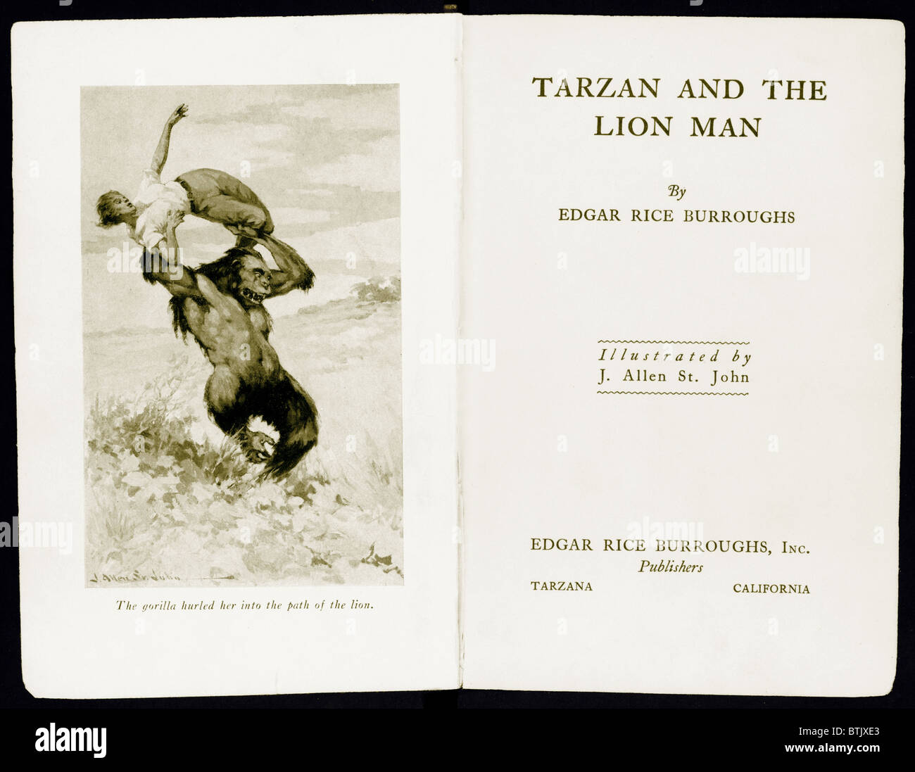 Tarzan et le Lion Man, 1934, par Edgar Rice Burroughs (1875-1950), auteur américain. Page de titre avec une illustration d'un gorille hurling femme dans chemin de lion. Banque D'Images