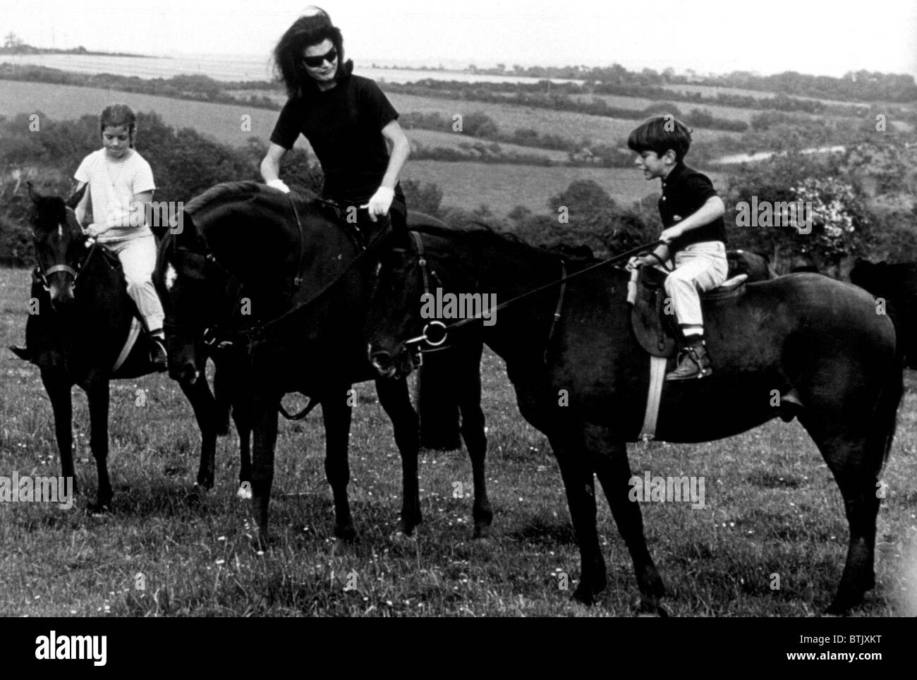 Caroline Kennedy, Jacqueline Kennedy, John F. Kennedy, Jr., à cheval en Irlande, 1967 Banque D'Images