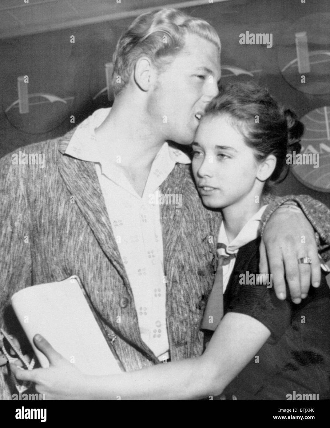 Jerry Lee Lewis embrasse sa fiancée Myra, 13 ans, Paris, 05-28-58. Banque D'Images