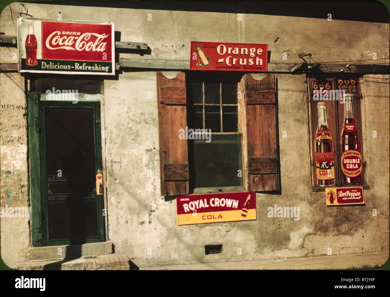 Un magasin ou un café avec des signes de boissons gazeuses : Coca-Cola, Orange-Crush, couronne royale, Double Cola, et Dr. Pepper, Natchez, Mississippi, Banque D'Images
