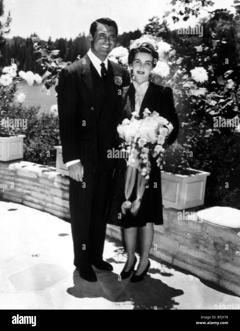 Jeunes mariés, Cary Grant et BARABARA HUTTON heureusement poser pour les caméras, 1942 Banque D'Images