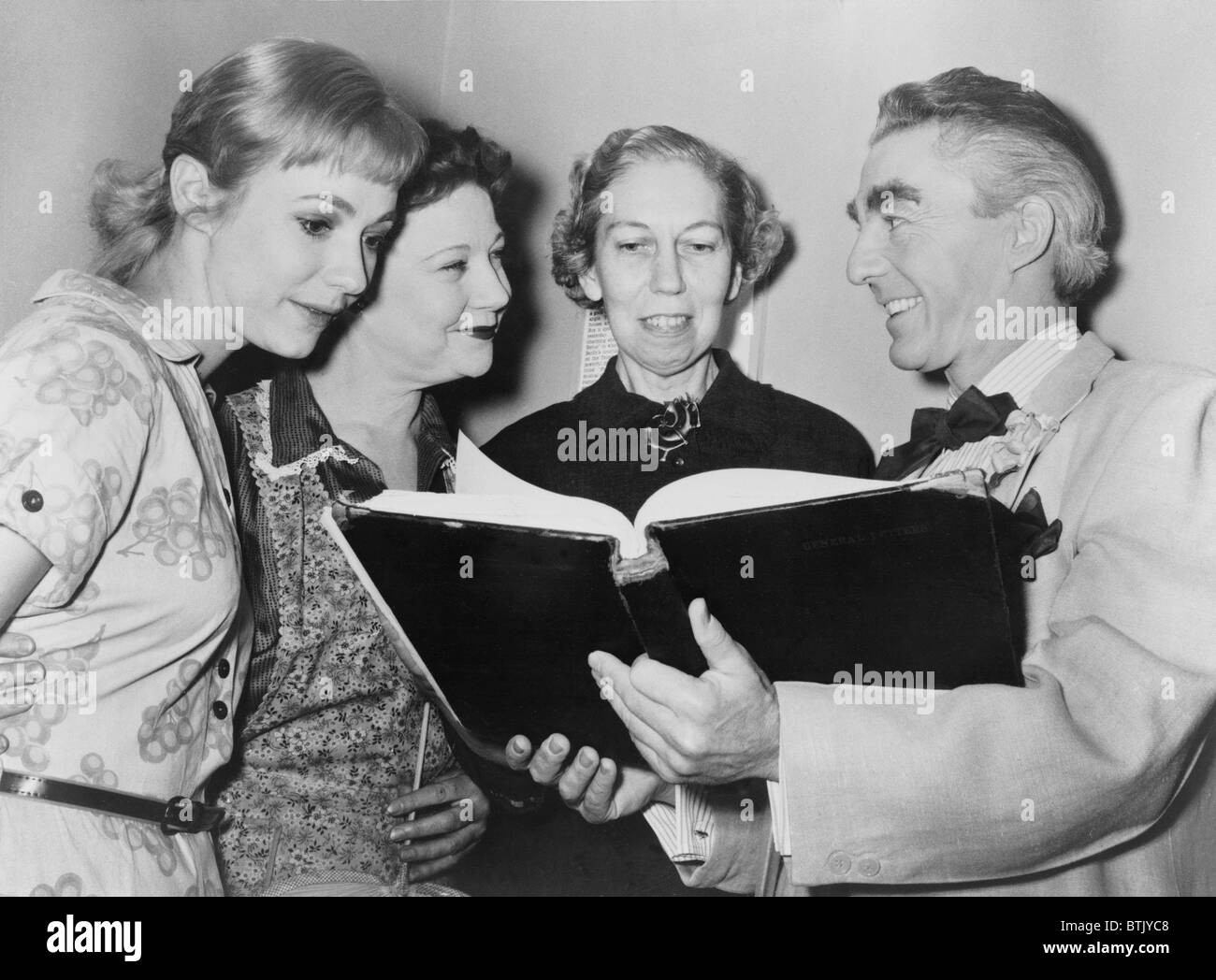 Jeanne Shelley, Una Merkel, Eudora Welty et David Wayne regardez plus de script de Welty's 'la méditer, coeur' dans lequel Wayne joué au Music Box Theatre. 1956. Banque D'Images