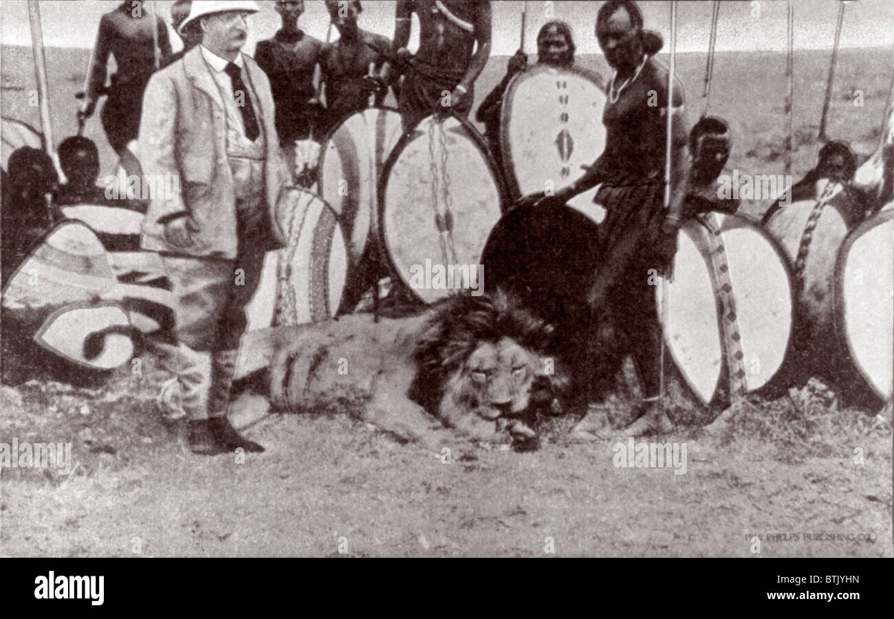 Le président Theodore Roosevelt (avant gauche), avec des fouets et lion tué avec une lance, titre original : "Le président Theodore Roosevelt en Afrique, chasse aux lions sur des plaines Athi, photo 1910. Banque D'Images