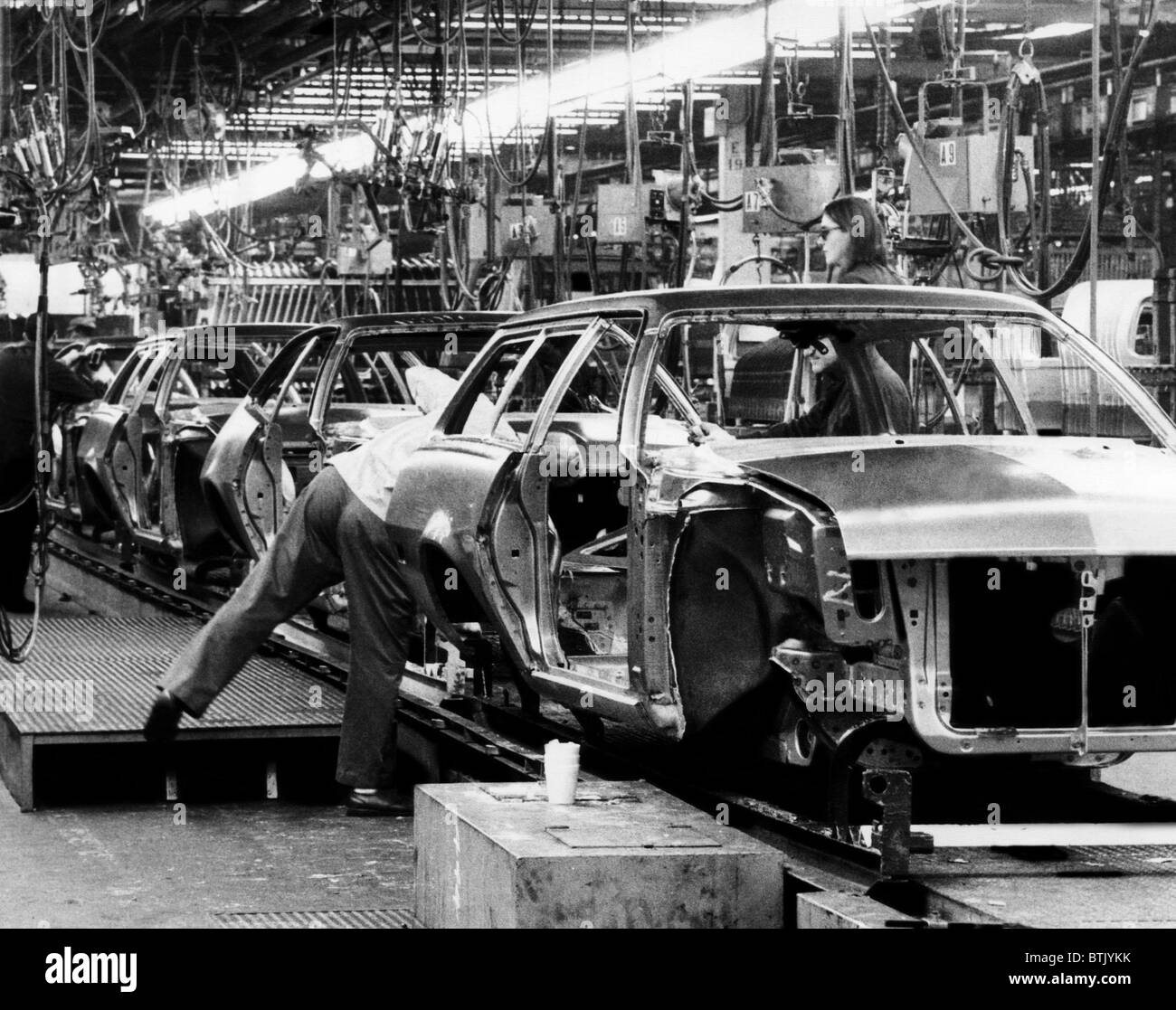 Déplacer les voitures le long de la chaîne de montage de l'usine Ford à Thousand Oaks, New Jersey, 1975. Avec la permission de : Archives CSU/Everett Collection Banque D'Images