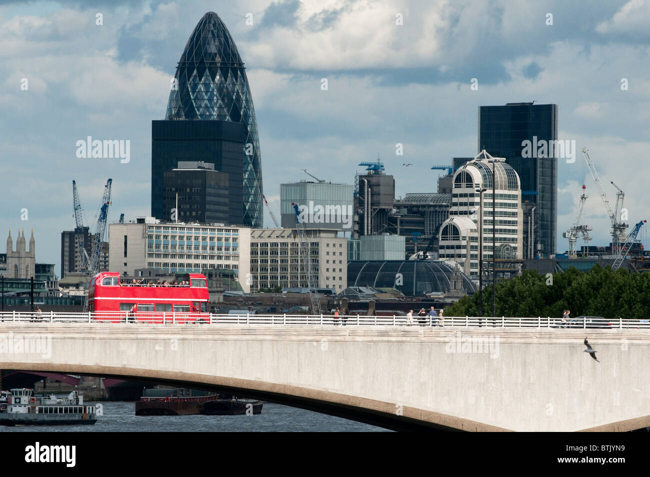 Bus rouge sur Waterloo Bridge, London, UK Banque D'Images