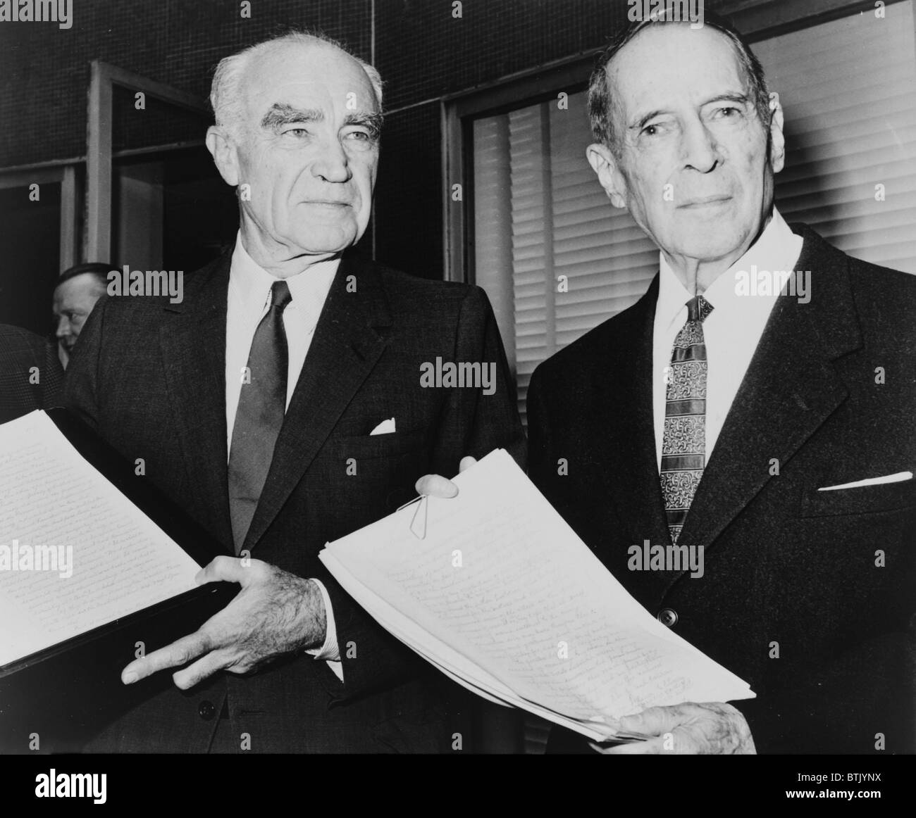Henry R. Luce (1898-1967) et le général Douglas MacArthur (1880-1964) maintenant pages manuscrites de MacArthur's mémoires, que le magazine Life avait acheté l'homme de publier. 1963. Banque D'Images
