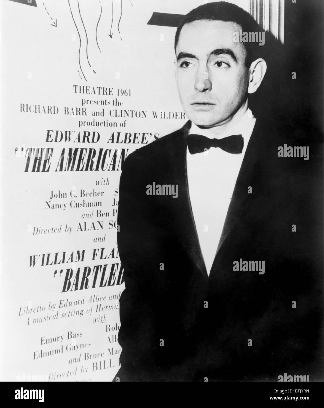 Edward Albee (b. 1928) dramaturge américain debout à côté de l'affiche pour sa pièce Le rêve américain en 1961. Banque D'Images