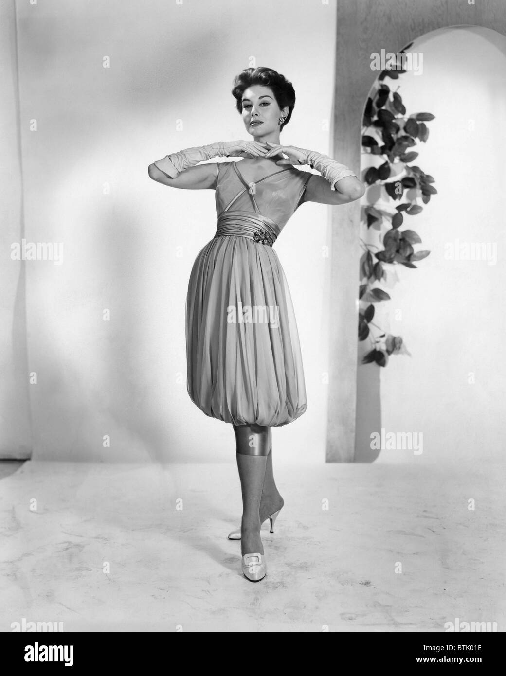 La modélisation d'une femme de la mode des années 50, vers 1956. Photo : Archives de la CSU/avec la permission d'Everett Collection Banque D'Images