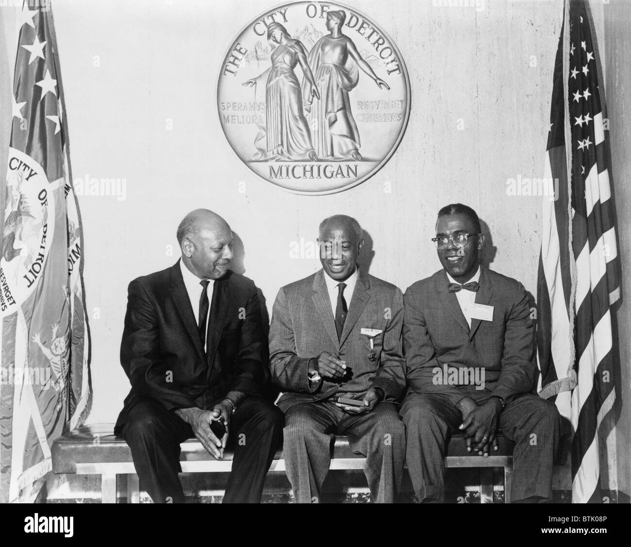 Trois poètes américains africains, Dudley Randall (1914-2000) et Melvin Beaunorus Tolson (Comptes), avec Olivier LaGroan assis sur un banc en dessous du joint de Detroit, Michigan. 1965. Banque D'Images