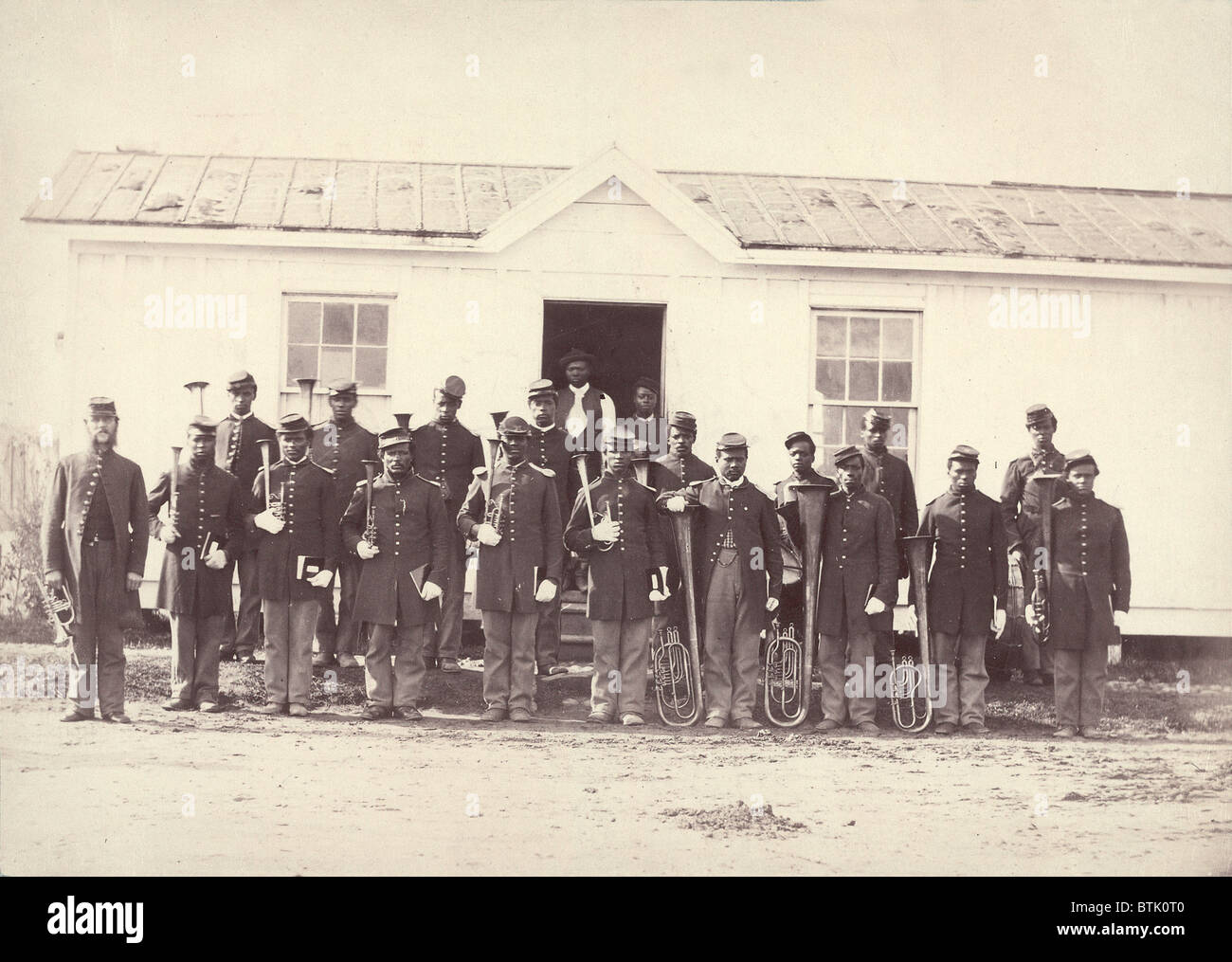 La guerre civile, groupe de 21 hommes africains-américains détenant des instruments de musique, titre : 'Bande de 107e d'infanterie de couleur américaine', Arlington, Virginia, photo de William M. Smith, 1865. Banque D'Images