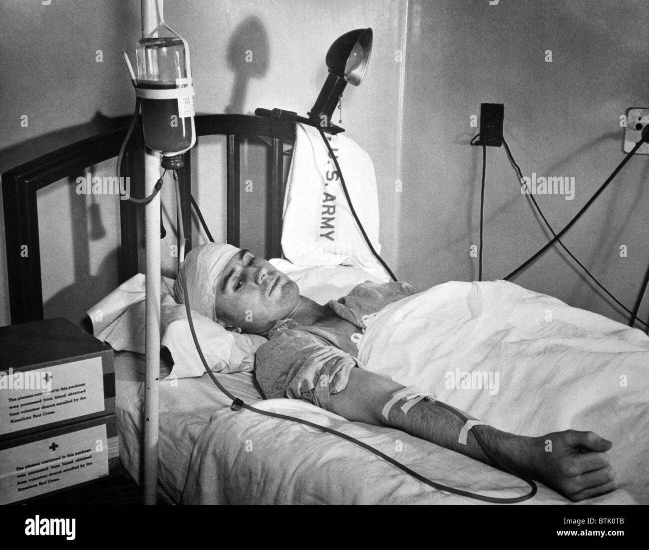 La transfusion sanguine. Premier lieutenant Landis D. Morris, d'Olar, Caroline du Sud, blessé par la balle d'un sniper, un coffre-fort à la réception d'une transfusion de plasma sanguin à l'hôpital Walter Reed, Washington, D.C. 1943 Banque D'Images