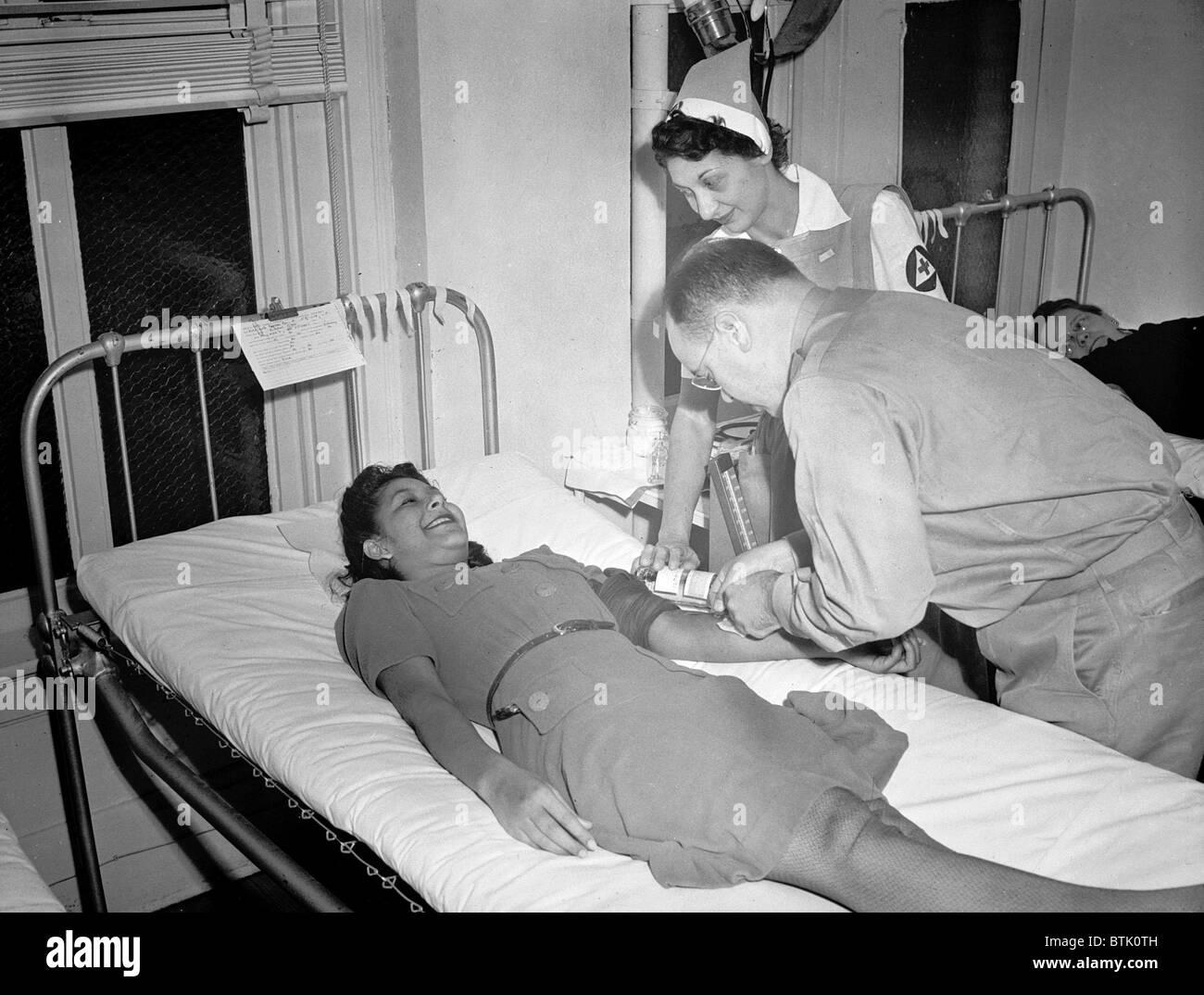 La transfusion sanguine. Un bénévole du don de sang donner son sang à un centre des donneurs de la Croix-Rouge Banque D'Images