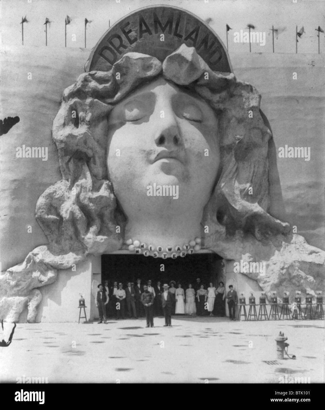 Les parcs, "sur le mi-chemin', groupe de gens posés à l'entrée au pays des rêves, ornée de bas-relief de femme endormie, l'exposition panaméricaine de Buffalo, New York, photographie, 1901. Banque D'Images