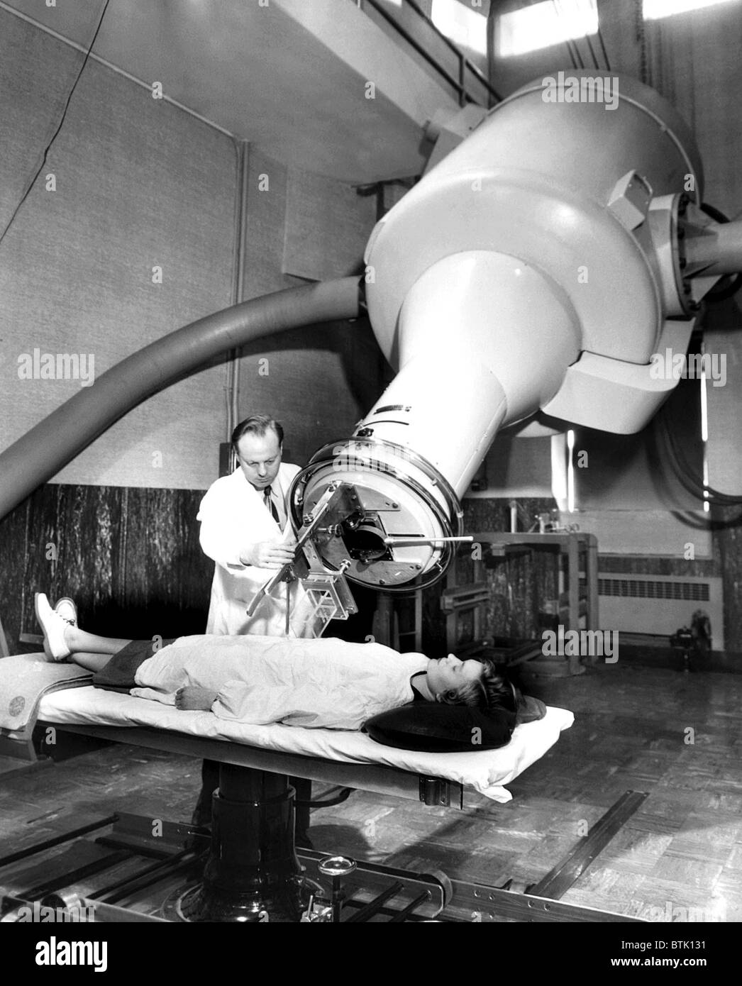 Simulation du traitement d'un patient atteint du cancer, un médecin à ajuster l'appareil à rayons X à Frances Delafield Memorial Hospital, Columbi Banque D'Images