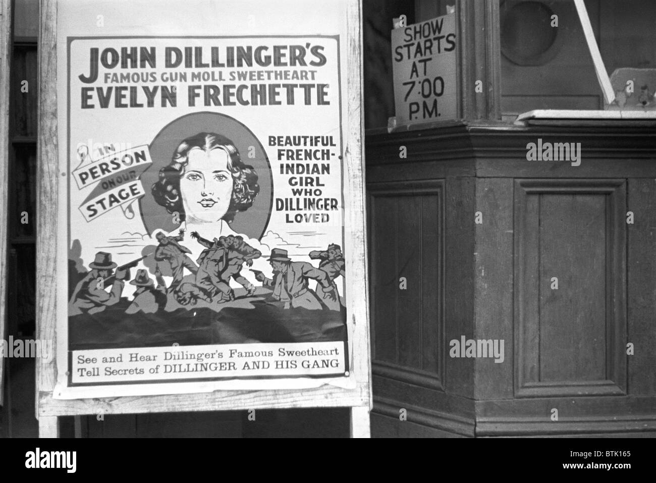 Cinéma à Hillsboro, sandwichboard advertising une comparution de Evelyn Frechette, Caroline du Nord, photo de John Vachon, Avril, 1938. Banque D'Images Cinéma à Hillsboro, sandwichboard advertising une comparution de Evelyn Frechette, Caroline du Nord, photo de John Vachon, Avril, 1938. Banque D'Images