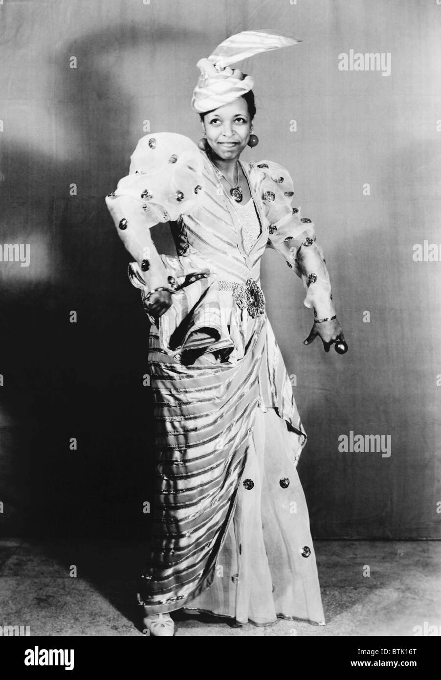 Comme des milliers d'acclamer, Ethel Waters, (chanter "Vague de chaleur"), Music Box Theatre, New York, (1933-1934), Banque D'Images