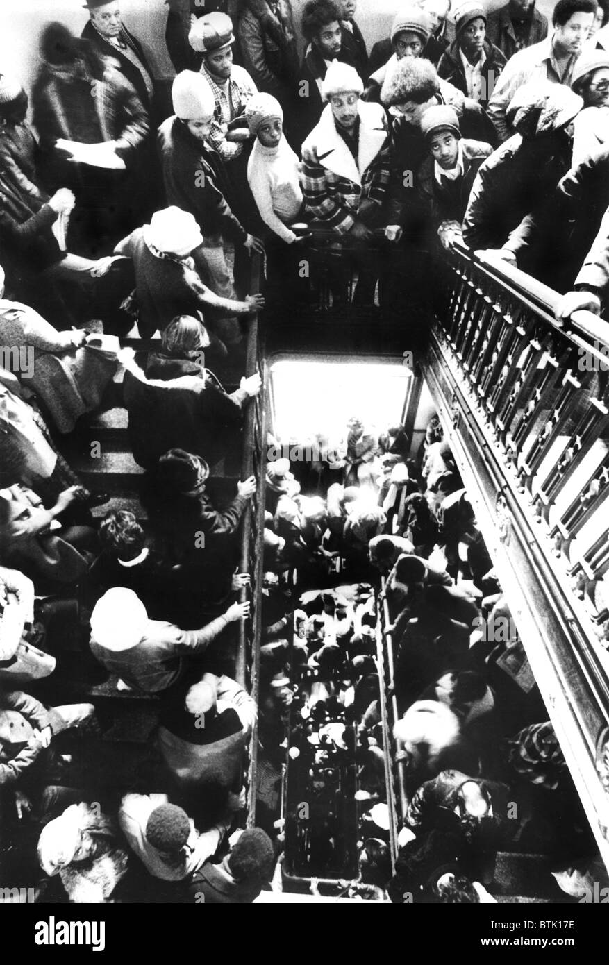 Chômeurs se tenant dans la ligne de vue pour les emplois de la fonction publique, de l'Hôtel de Ville, Chicago, IL, 01-21-75 Banque D'Images