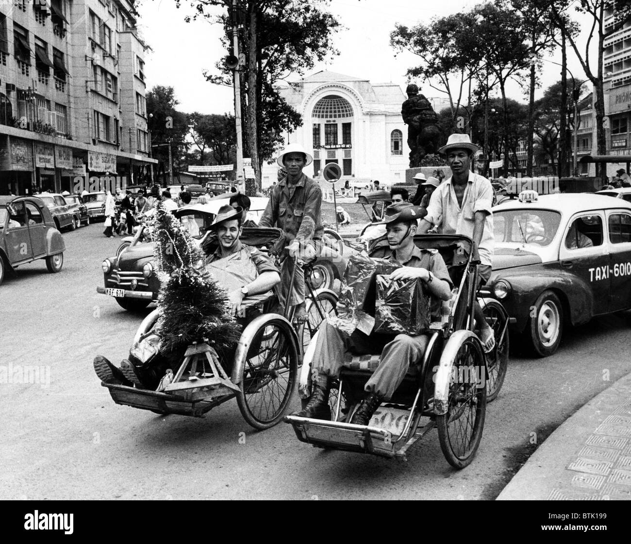 Les soldats australiens sont prises en cyclo à travers les rues de Saigon pour faire leurs achats de Noël. Saigon, Vietnam, 12-19-1 Banque D'Images