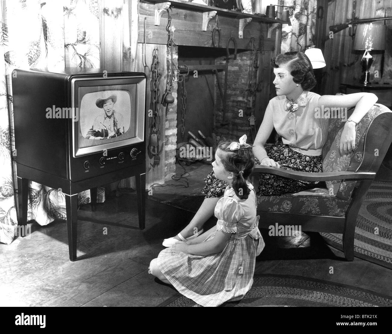 EV1908 - famille regarder la télévision, vers 1950 Banque D'Images