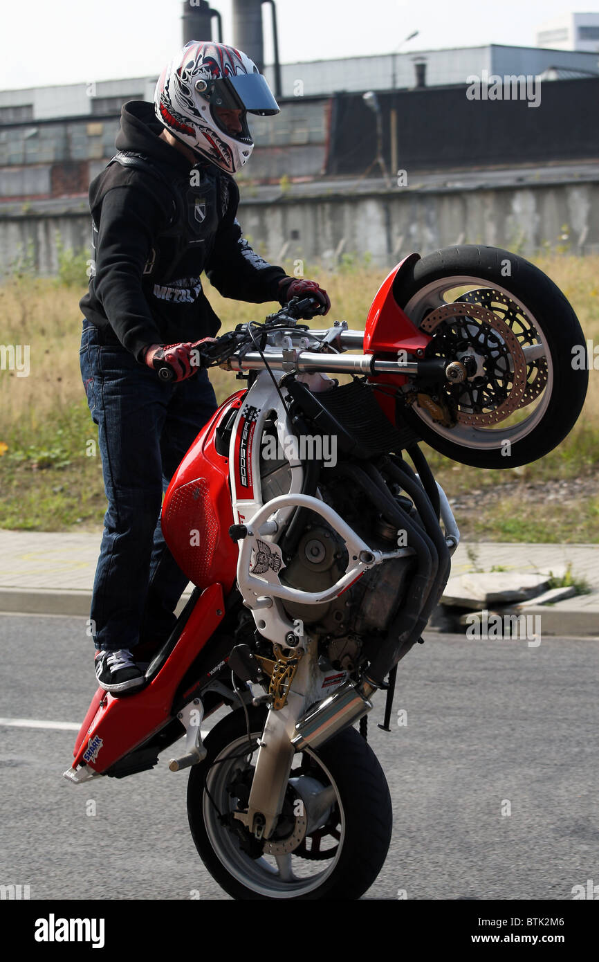 Stunt motorbiker en équilibre sur sa Honda moto sur roue arrière Photo  Stock - Alamy