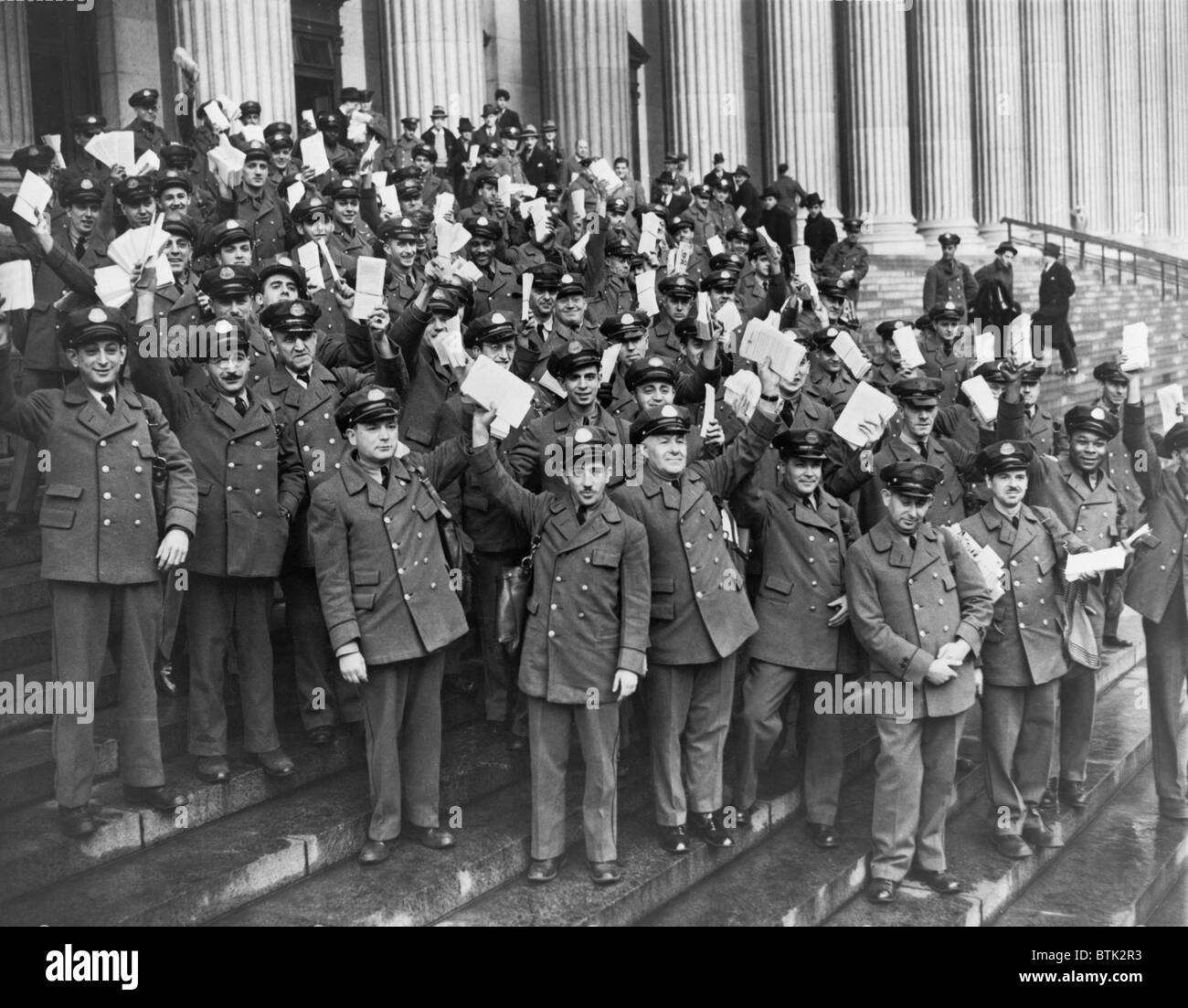 Facteurs posés sur les marches de la Pennsylvania bureau de poste, la ville de New York, maintenant les nouvelles formes de sécurité sociale dont ils sont Banque D'Images