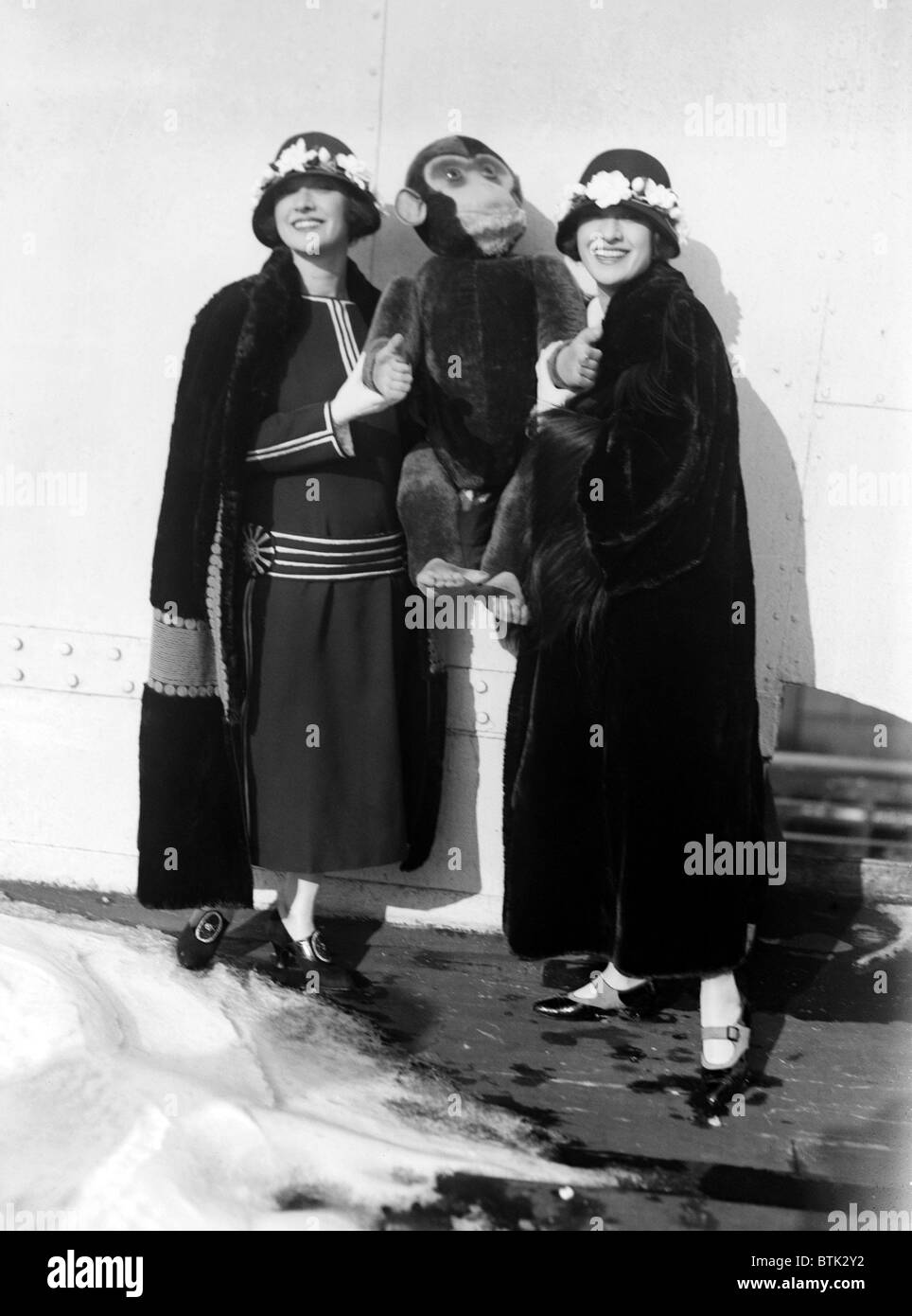 Dolly Sisters avec un singe poupée, ca. 1923-1925 Banque D'Images