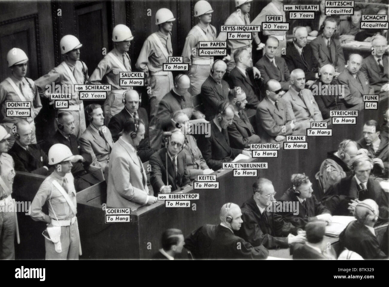 Les dirigeants nazis de la Seconde Guerre mondiale des prisonniers dans le fort au procès pour crimes de guerre à Nuremberg, Allemagne. Afficher les étiquettes de la peine imposée par le tribunal international pour chacun des défendeurs. Banque D'Images
