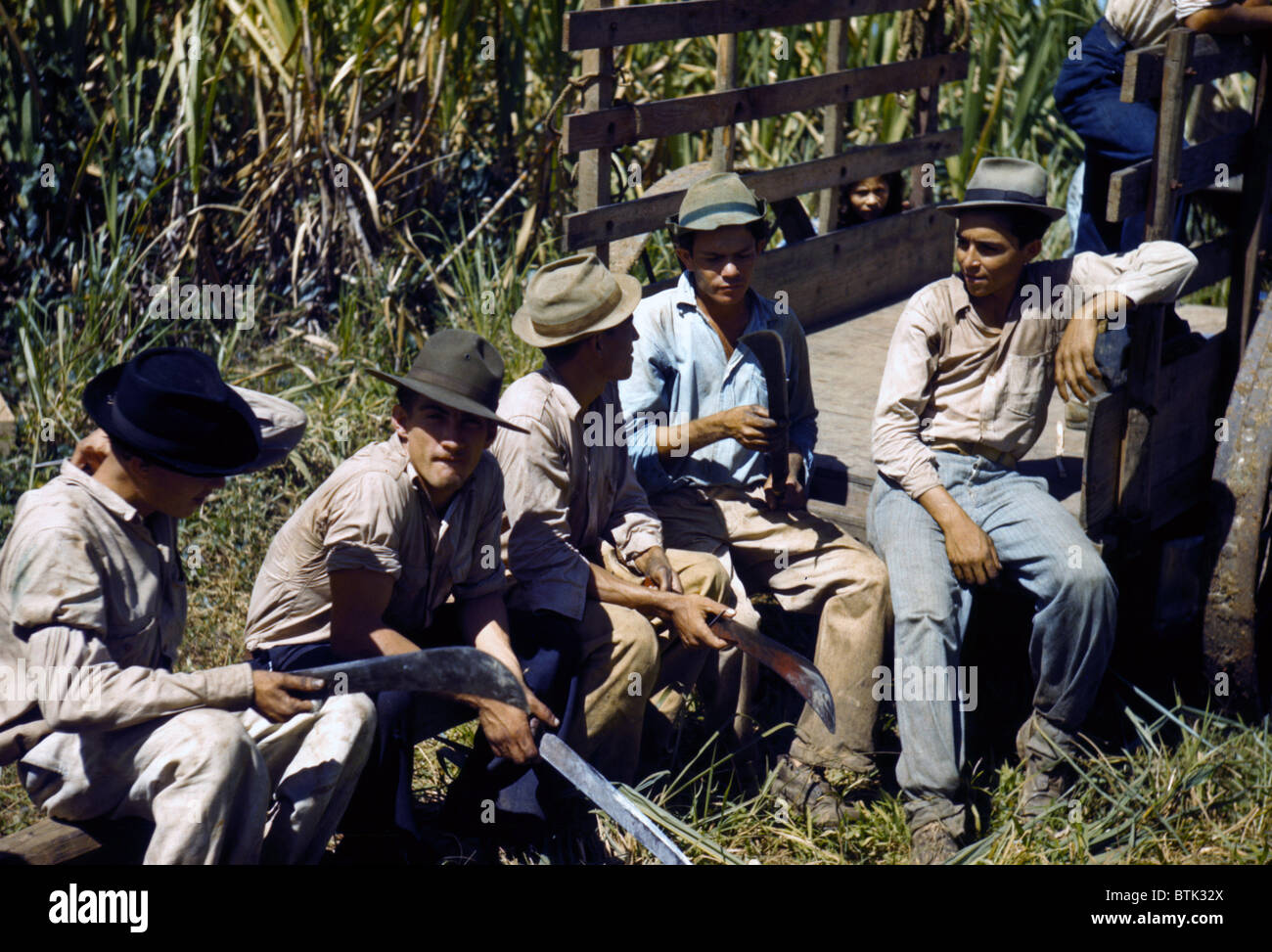 Puerto Rico. Les travailleurs de la canne à sucre se reposant à l'heure du midi, Rio Piedras, Puerto Rico. Photographie de Jack Delano, 1941. Banque D'Images