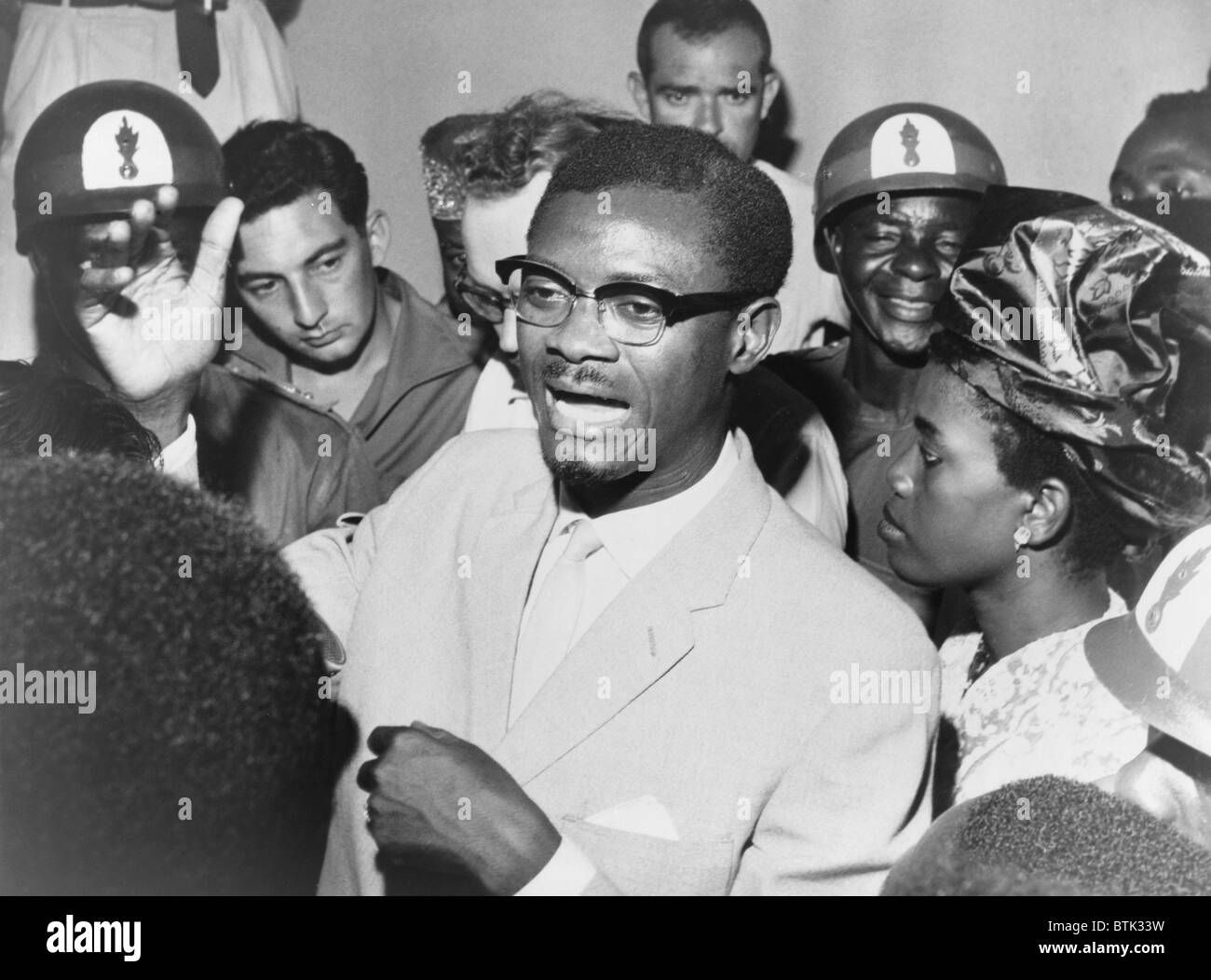 Patrice Lumumba (1925-1961), parlant avec des partisans dans son effort pour reprendre ses fonctions de Premier Ministre le 15 octobre 1960. Il serait assassiné dans un délai de trois mois. Banque D'Images