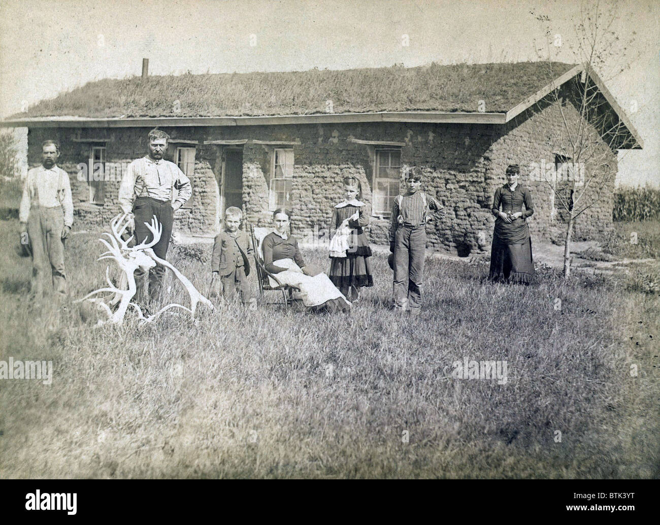 La famille Morrison en face de sod house dans Custer Comté, Nebraska, en 1886. Bois était effrayer et gazon d'habitation étaient la première maison pour de nombreux pionniers. Banque D'Images