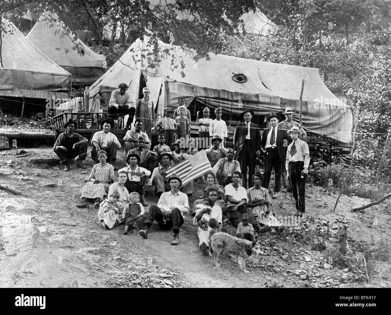 Groupe de mineurs et l'Union européenne frappant les familles vivant dans des tentes, Lick Creek, West Virginia, photo ca. 12 avril 1922 Banque D'Images