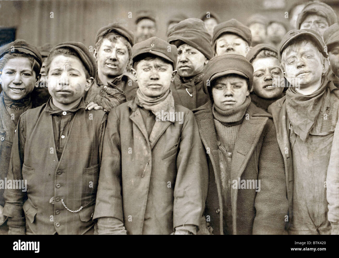 Enfants Travailleurs interprété par Lewis Hine en 1911. Couvertes de poussière de Breaker les garçons à la mine de charbon de Pennsylvanie, des marteaux pour utilisé le charbon "propre", séparant l'ardoise stériles du charbon extrait. Banque D'Images