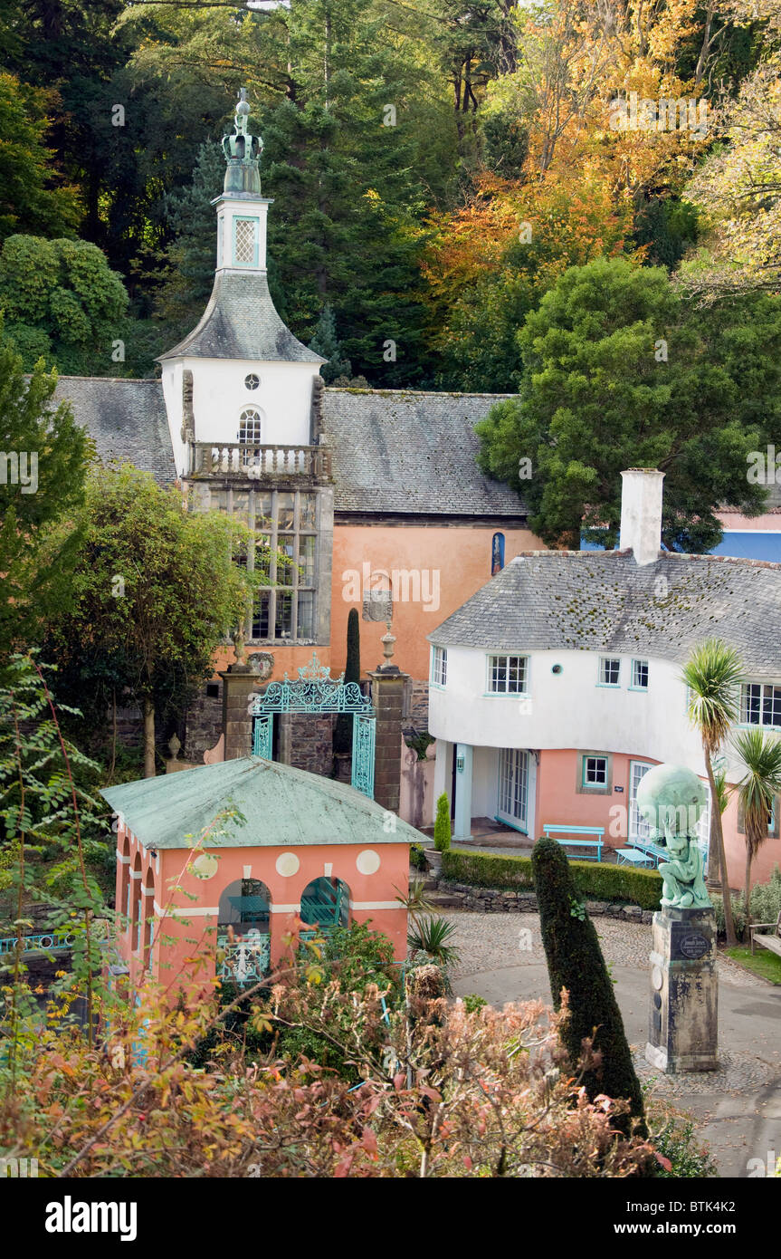 Portmeirion ('Le Village' dans la série télévisée des années 1960 "Le Prisonnier"), au nord du Pays de Galles. Banque D'Images