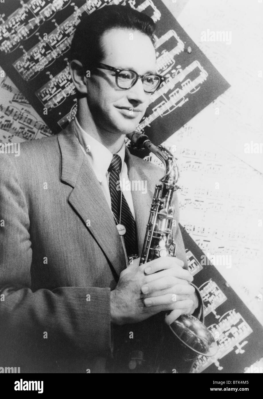 Paul Desmond (1924-1977), né Paul Emil Breitenfeld, est un saxophoniste alto de jazz et compositeur. Il a composé le jazz classic, PRENDRE CINQ. 1954 Photo par Carl Van Vechten. Banque D'Images