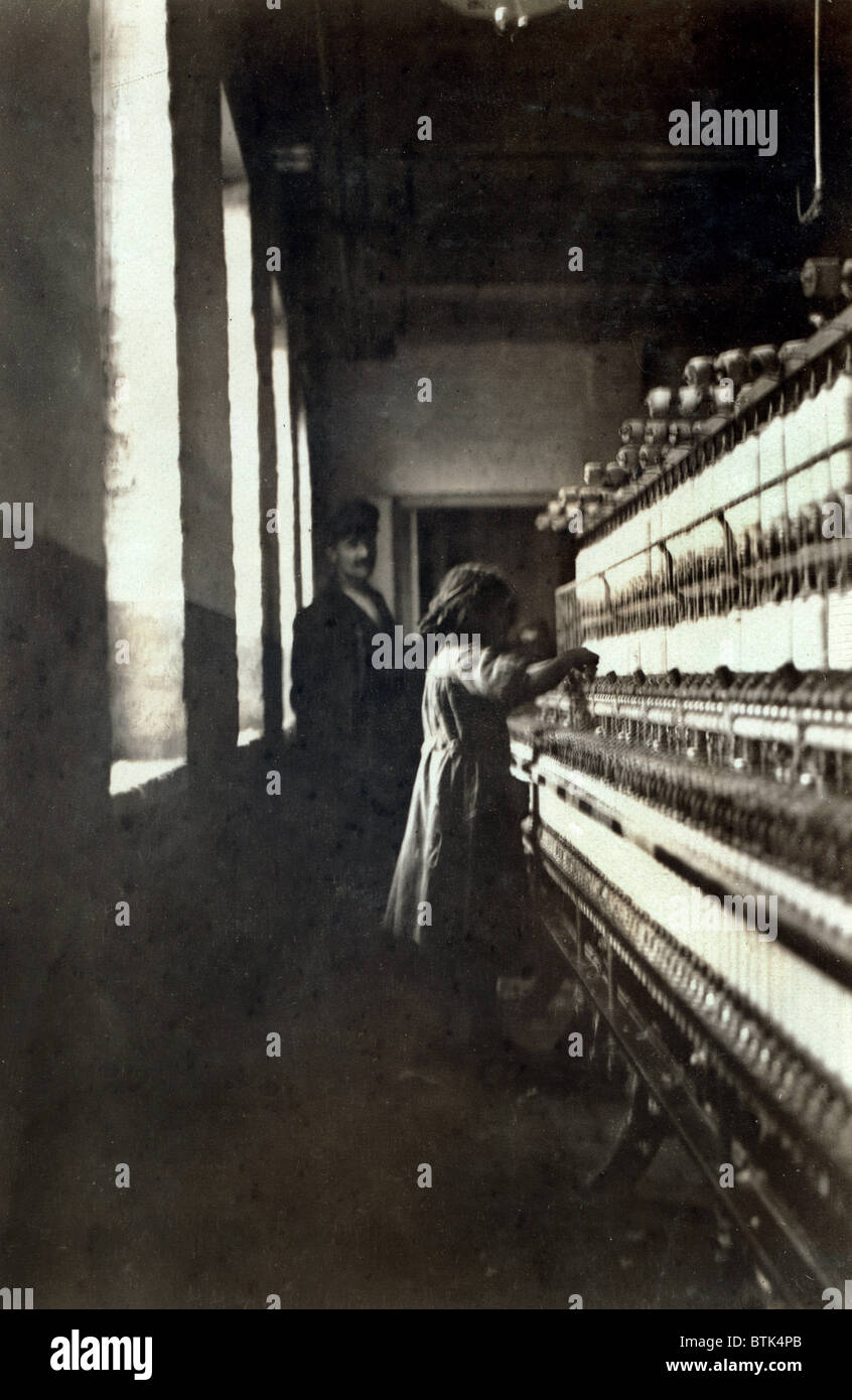Une usine de textile petite fille (48 pouces de haut) travailler en Amoskeag Mfg Co. elle semblait être 11 ou 12 ans. Manchester, N.H, photo de Lewis Wickes Hine, 25 mai, 1909 Banque D'Images