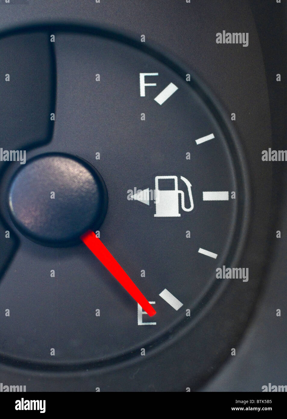 La photo en gros plan d'une jauge à essence automobile montrant une lecture vide Banque D'Images