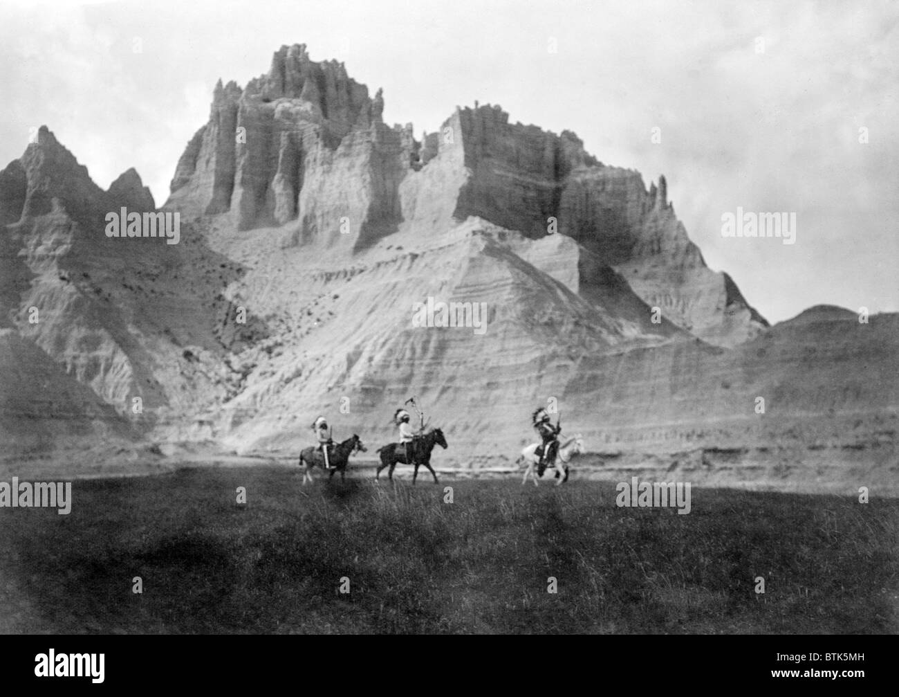 Entrer dans les Badlands, trois Indiens Sioux à cheval, Photographie, Edward S. Curtis, 1905 Banque D'Images