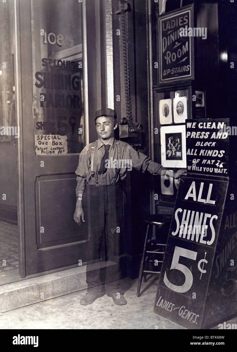 Le travail des enfants, le grec Bootblack, Indianapolis, Indiana. photographie de Lewis Wickes Hine, Août, 1908. Banque D'Images