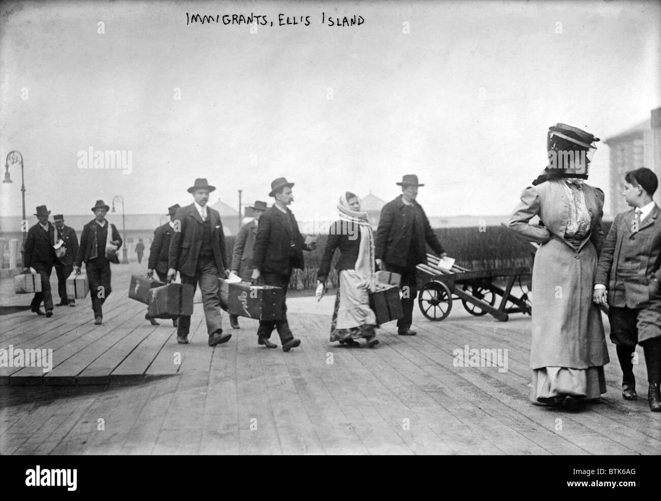 Les immigrants européens arrivant à Ellis Island, ca. 1907 Banque D'Images