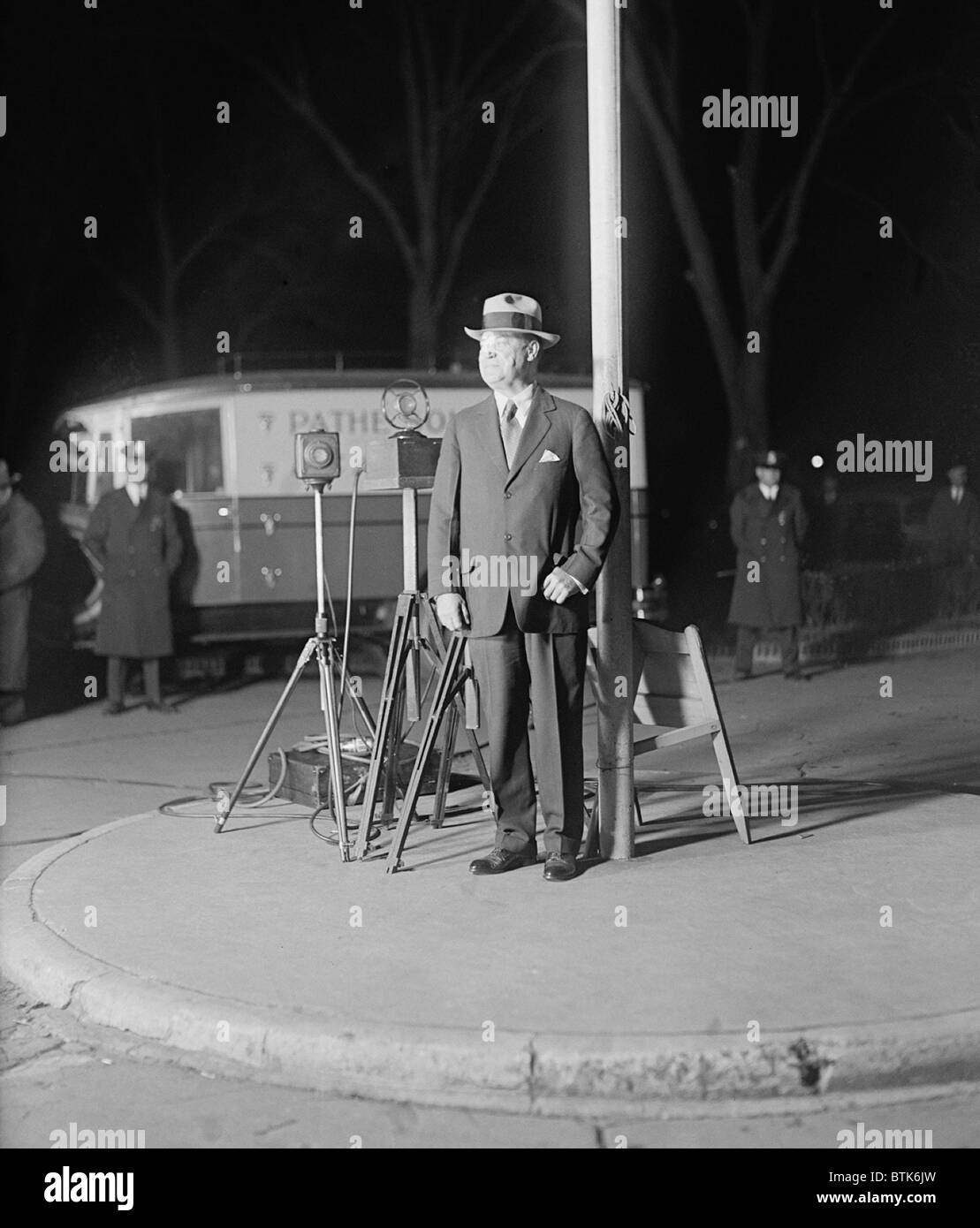 Harry F. Sinclair (1876-1956) déclinée pour la presse comme il ressort de la prison de district de Columbia le 21 novembre 1929. Il a servi 7 mois pour outrage au Congrès dans la théière Dome scandale, après quoi il retourne à Sinclair Consolidated Oil Corporation. Il a vécu à 80 et il est mort riche. Banque D'Images