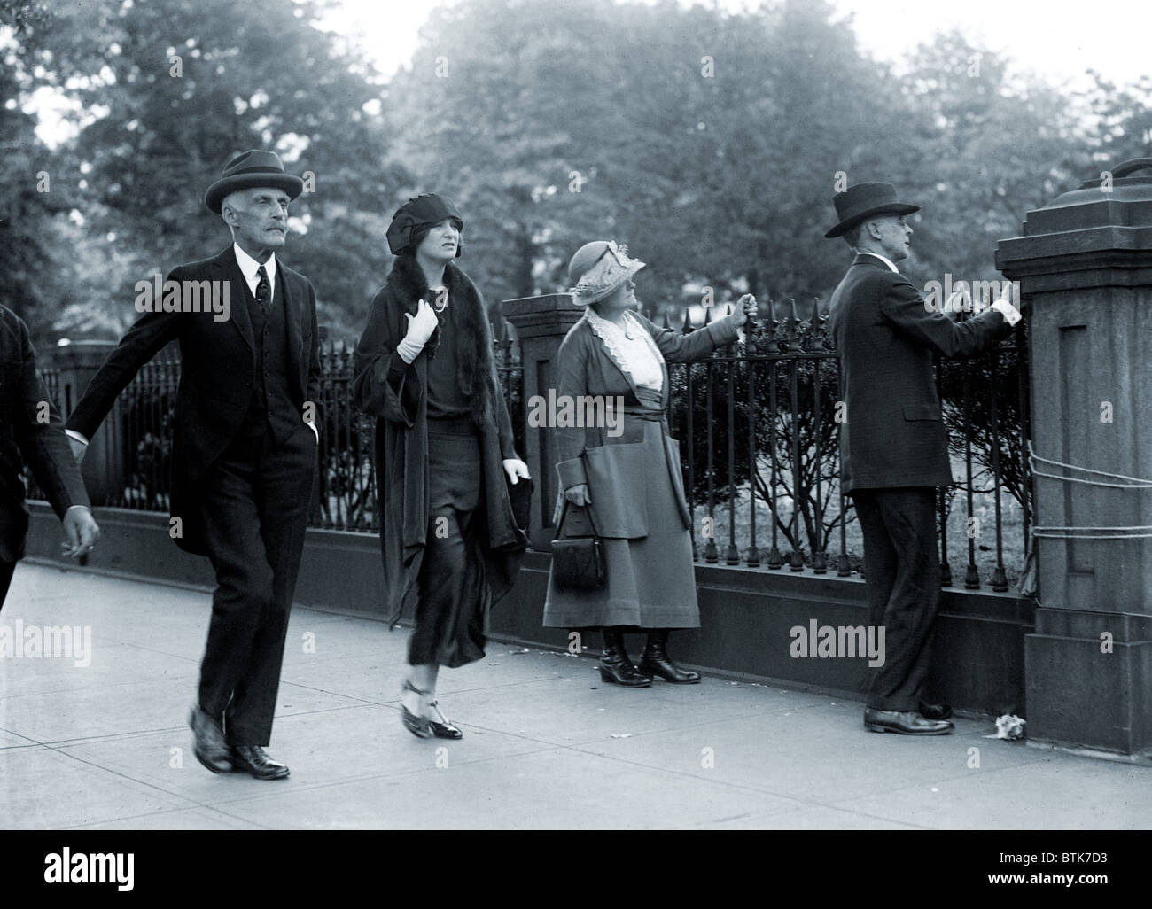 Secrétaire du Trésor Andrew Mellon avec fille d'Alisa (1901-1969), arrive à l'inauguration du monument à Alexander Hamilton, le premier secrétaire au Trésor. Mai 1923. Alisa a servi comme son père divorcé hôtesse de Washington. Banque D'Images