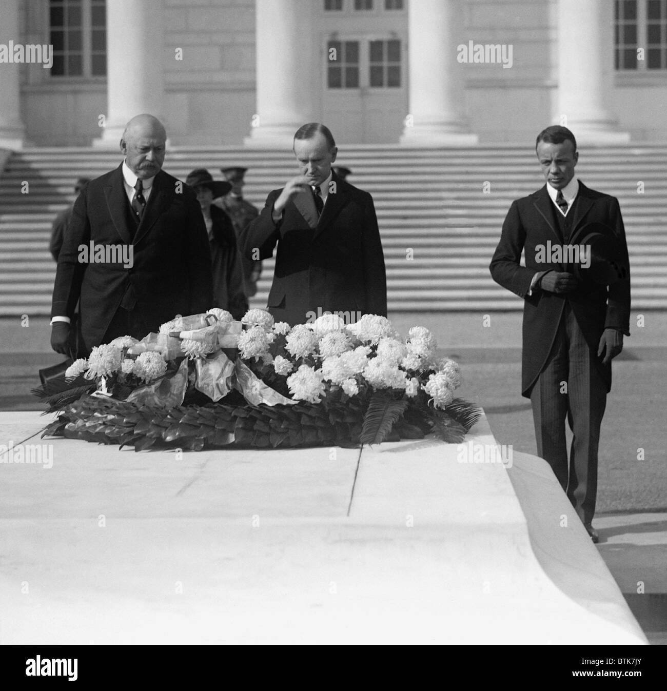 Secrétaire à la Guerre John Weeks, le Président Calvin Coolidge, et sous-secrétaire de la Marine Théodore Roosevelt Jr. à des cérémonies du souvenir. 1923. Banque D'Images